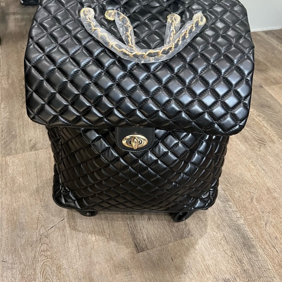 ✨✨LAST ONE ✨Quilted Faux leather Fabulous Travel Rolling bag - Picture 9 of 10